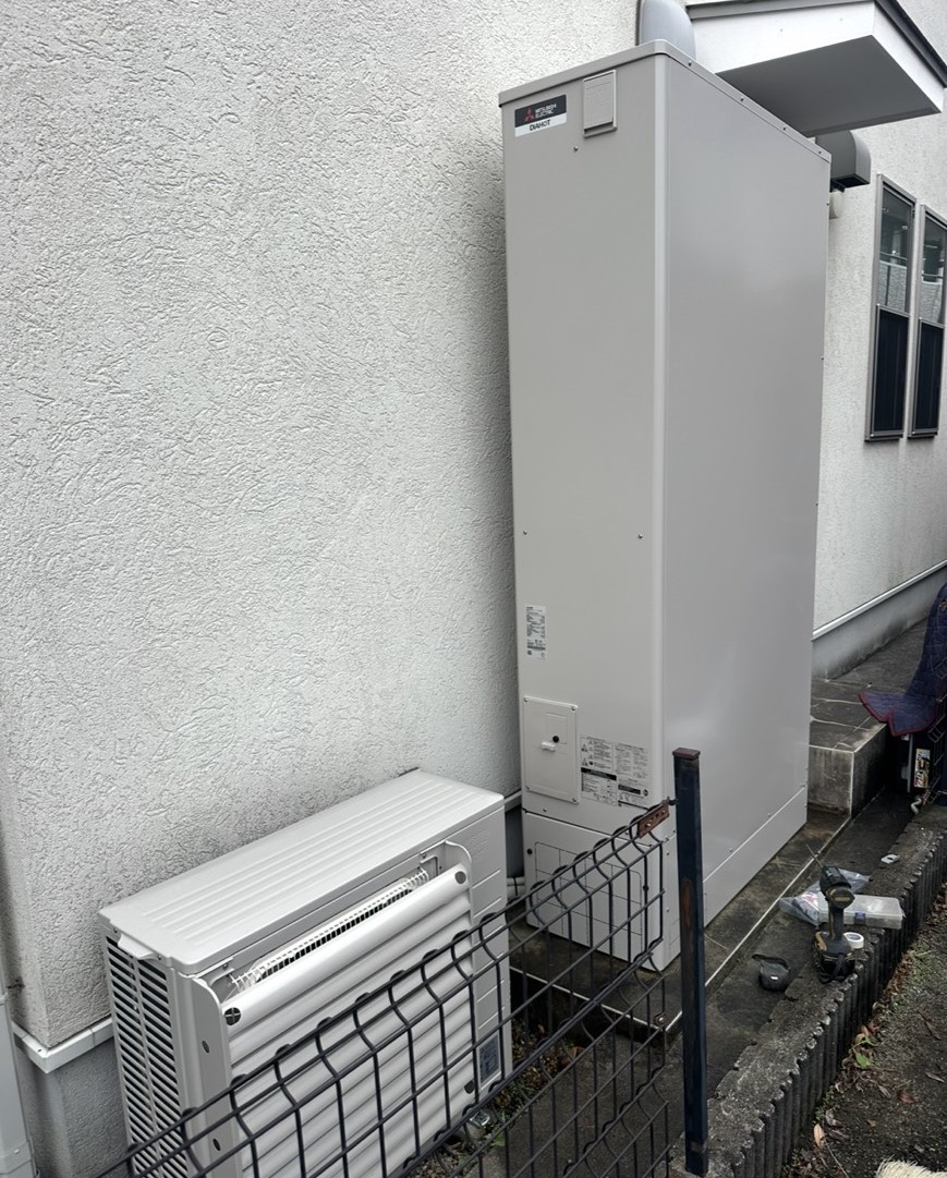 202511112A限られたスペースに最適！薄型エコキュート 三菱SRT-S437UZへ交換